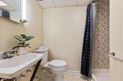 4730 81, Milwaukee WI 53220-4212 exterior