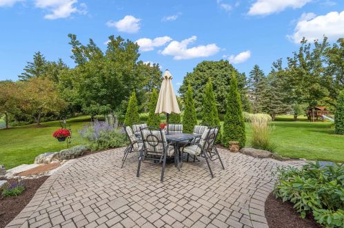 1039 Bloomview Cir, Rochester MI 48307-1728 exterior