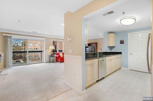 505 Smith Ct, Edgewater NJ 07020-1668 exterior