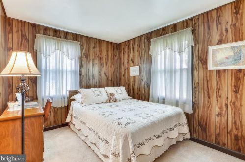 902 Lewis Ave, Rockville MD 20851-2350 exterior