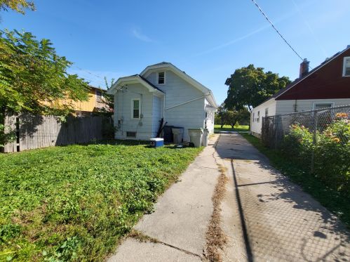 4651 48, Milwaukee WI 53220-4113 exterior