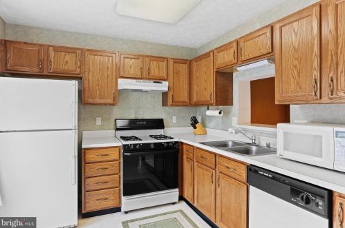 224 Foxtree Dr, Glen Burnie MD 21061-6347 exterior