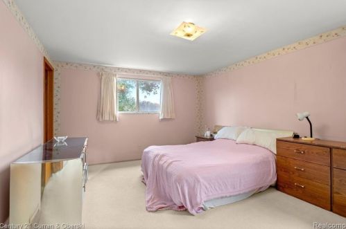 5975 Hubbell St, Dearborn Heights MI 48127-2445 exterior