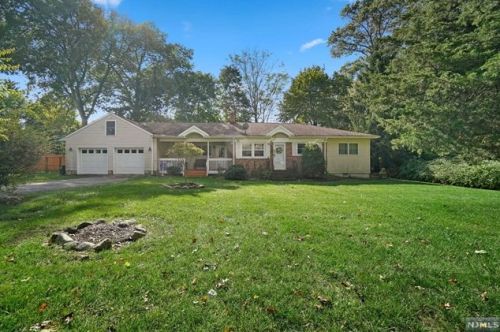 43 Silver Birch Ave, Oakland, NJ 07436-1913