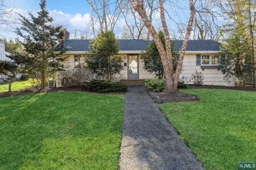 102 Lake Rd, Demarest, NJ 07627-1219