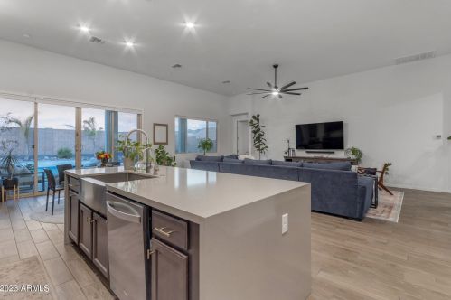 8513 22 Dr, Phoenix AZ 85041-7712 exterior