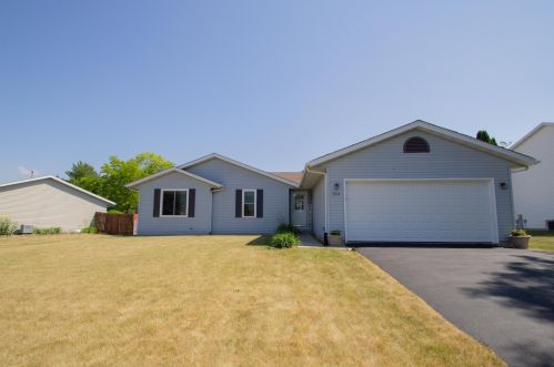 924 Crestview Dr, Watertown, WI 53094-6079