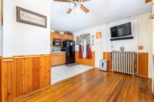 3 St, Windsor Locks CT 06096-1357 exterior