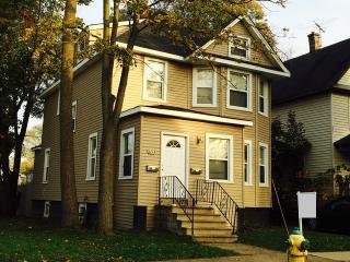 653 Lenox Ave, Waukegan, IL 60085-6401