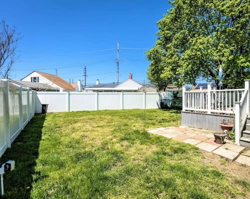 72 Nehring Ave, Babylon NY 11702-2426 exterior