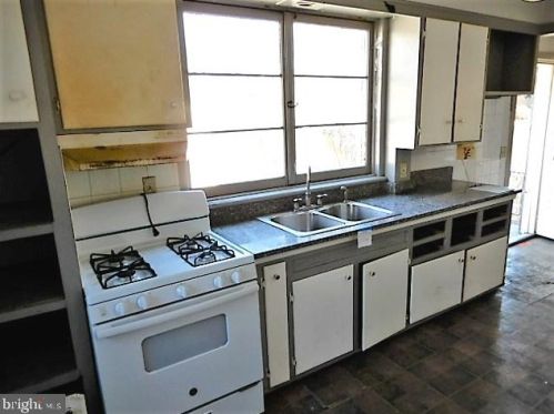 704 Quinton Ave, Trenton NJ 08629-2402 exterior