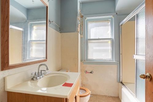 8516 Blackstone Ave, Chicago IL 60637-1823 exterior