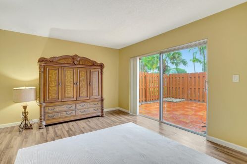 542 27 Way, Boynton Beach FL 33435-7916 exterior