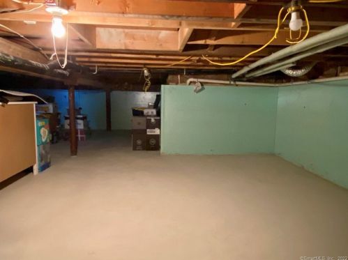 22 Bridle Path Ln, Manchester CT 06042-8303 exterior