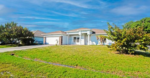 673 Haas Ave, Fort Pierce FL  34953-6418 exterior