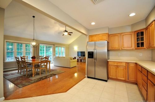 221 Marshall Phelps Rd, Windsor CT 06095-1743 exterior