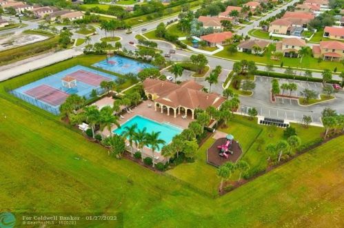 916 Bent Creek Dr, Fort Pierce FL  34947-1330 exterior