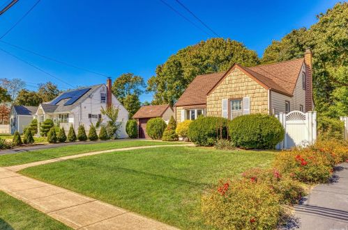 551 18th St, Babylon, NY 11704-2205