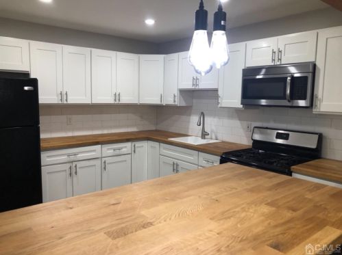 326 College Dr, Edison NJ 08817-5955 exterior