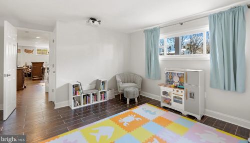 8213 Cooper St, Alexandria VA 22309-1052 exterior