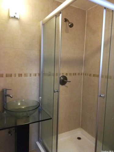 37 Fremont Rd, Valley Stream NY 11581-2106 exterior