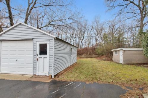 27 Essex St, Manchester CT 06040-4003 exterior