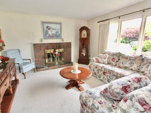 6 Rollingridge Ln, Worcester, MA 01612-1112