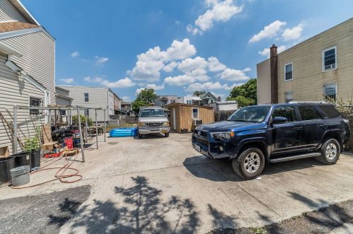 4028 Barnes Ave, Bronx NY 10466-4310 exterior