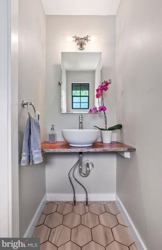 50 Danielle Ct, Trenton NJ  08648-1451 exterior