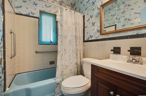 14 Henderson Ave, Valley Stream NY 11580-3025 exterior