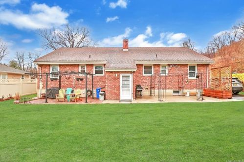 36 Grand Blvd, Valhalla NY 10595-1442 exterior