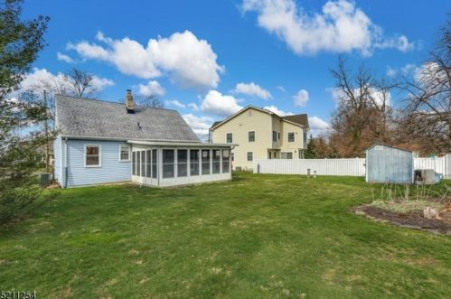 47 Dawn Dr, Clark NJ 07066-1401 exterior