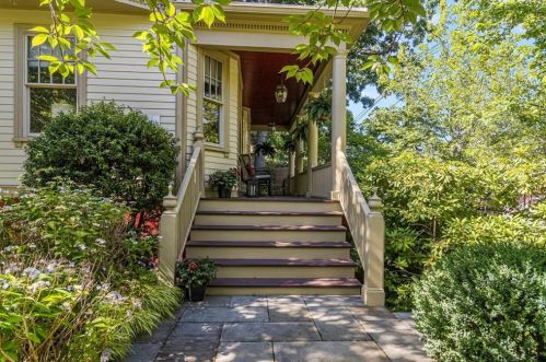 220 Morris Ave, Providence RI  02906-2407 exterior