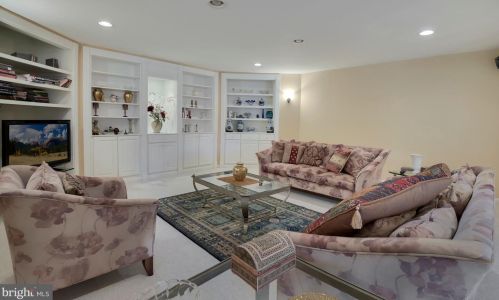 10720 Cloverbrooke Dr, Rockville MD 20854-6372 exterior