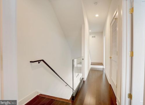 654 13 St, Philadelphia PA 19123-2427 exterior