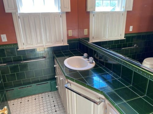 5 Longmeadow Ave, Middletown RI 02842-5247 exterior