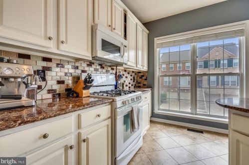 6114 Manchester Park Cir, Alexandria VA  22310-4948 exterior