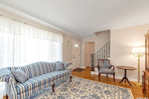 93 Fenimore St, Valley Stream, NY 11580-3435