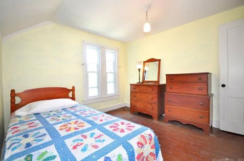 34 Windsor St, Enfield CT 06082-2815 exterior