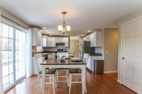 25 Gates Ave, Springfield MA 01118-2302 exterior