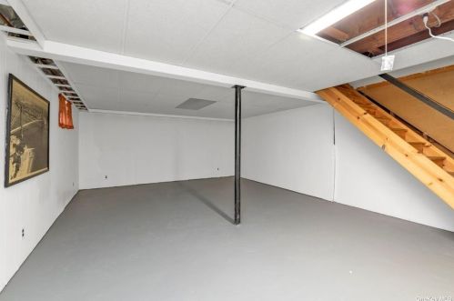 127 Berry St, Valley Stream NY 11580-3422 exterior