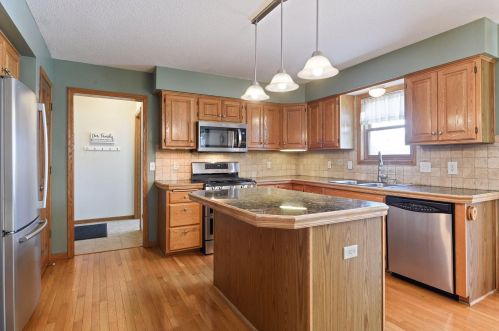 799 Ashley Dr, Chaska MN 55318-1540 exterior