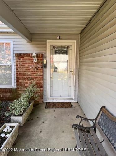 15 Woodstock Ln, Lakehurst, NJ 08759-6613