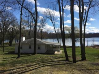 16815 Chain Lake St, Cassopolis, MI 49031-9539