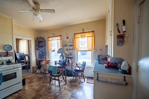 33 Cross St, Woonsocket RI 02895-5852 exterior