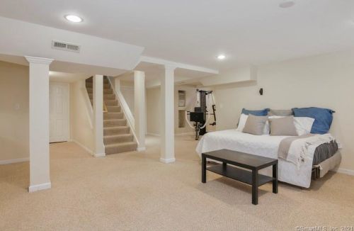 2 Deepwood Dr, Farmington CT 06032-1147 exterior