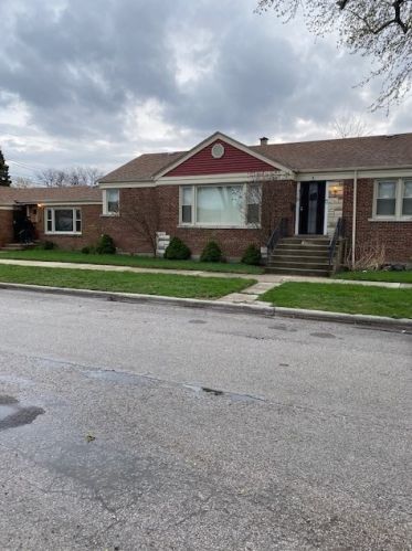 8001 Mozart St, Chicago, IL 60652-2728