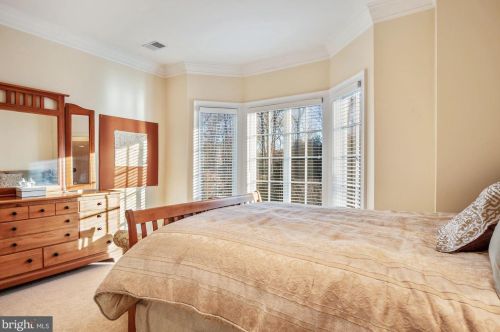 896 Alvermar Rdg Dr, Mc Lean VA 22102-1439 exterior