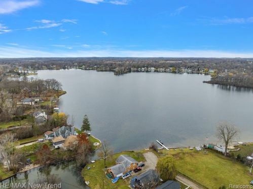 692 Appalachi St, Walled Lake MI  48390-1005 exterior