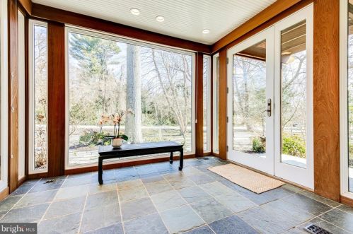 7804 Ridgecrest Dr, Alexandria VA 22308-1053 exterior